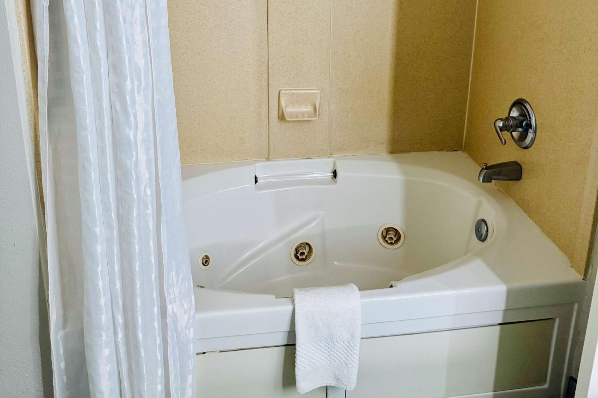 Clarion Pointe Albemarle Hotel Exterior photo